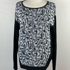 Pre-Loved JW Style Womens Black/White/Gray Leopard Print Long Sleeve Sweater M